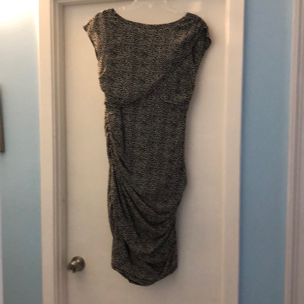 Sleeveless Black & white print slimming dress